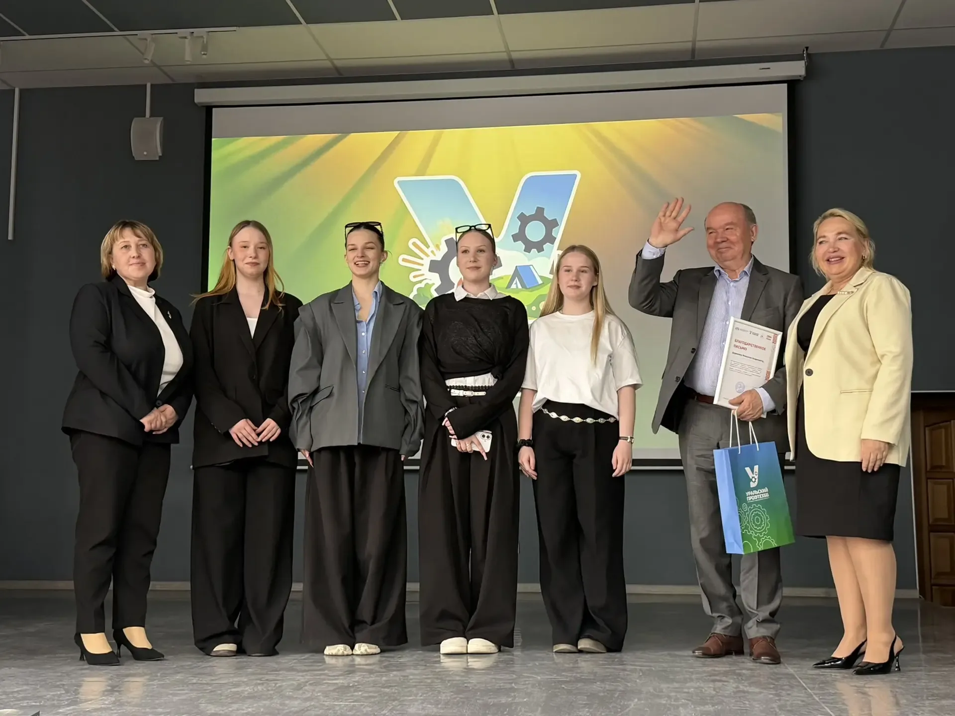 Мероприятие, посвященное вручению Свидетельств по программе профессионального обучения "Вожатый" в рамках реализации регионального проекта "Лето в Профтехе"